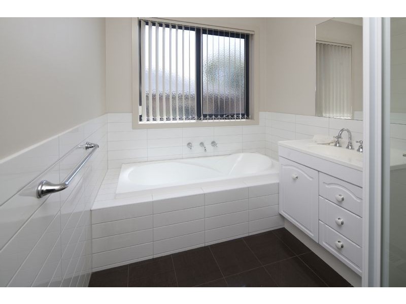 2/231 Outlook Drive, Dandenong North VIC 3175