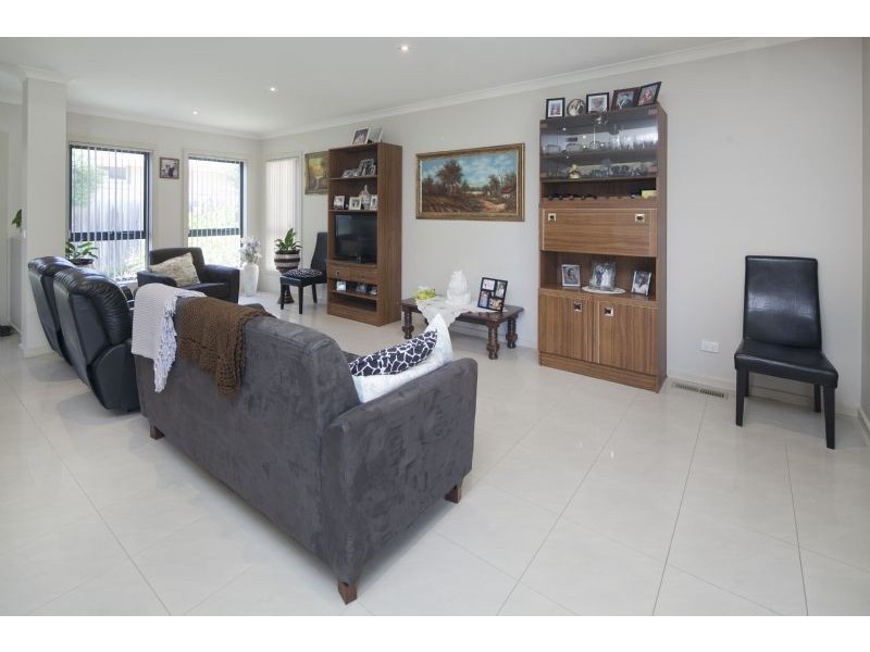 2/231 Outlook Drive, Dandenong North VIC 3175