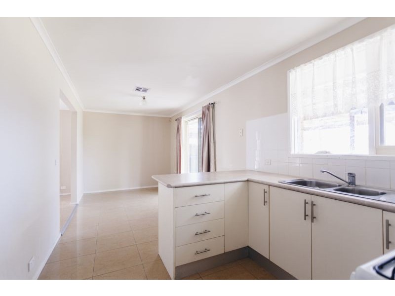 1/4 Torquay Court, Endeavour Hills VIC 3802