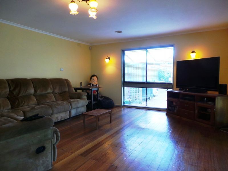 27 Burrows Avenue, Dandenong VIC 3175