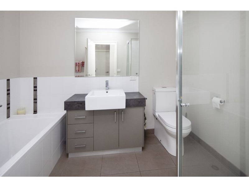 43a Robert Molyneux Avenue, Endeavour Hills VIC 3802