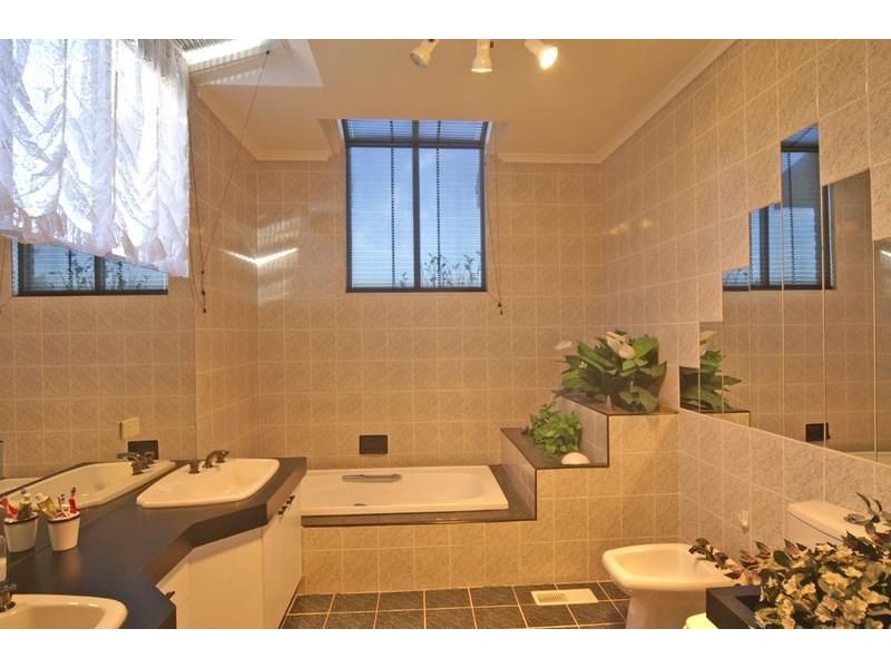 9 Gymkhana Court, Endeavour Hills VIC 3802