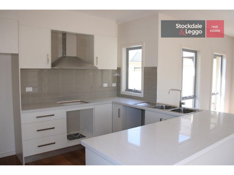 2/37 Seaview Avenue, Safety Beach VIC 3936