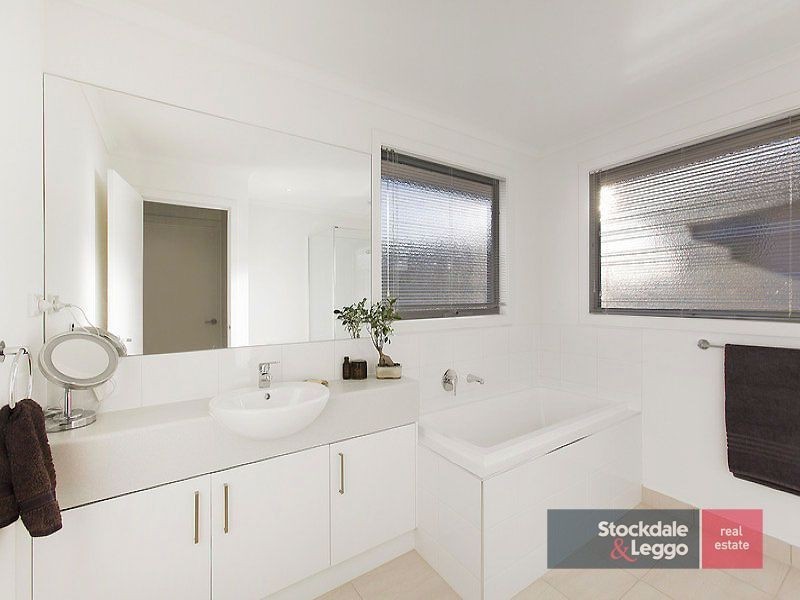 2/140 Country Club Drive, Safety Beach VIC 3936