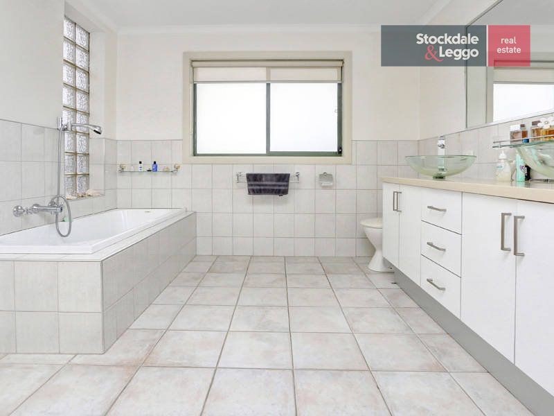 4 Victoria Street, Safety Beach VIC 3936