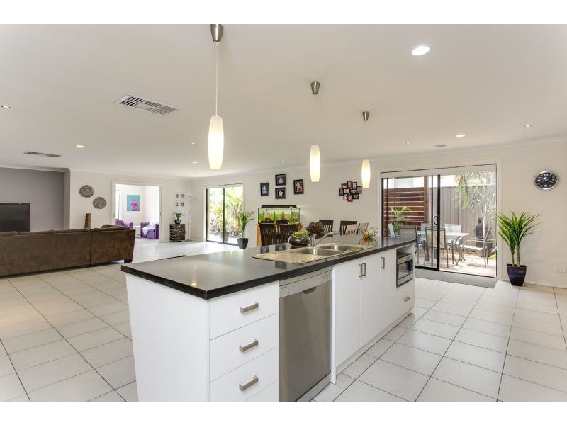 81 Bayview Avenue, Rosebud VIC 3939