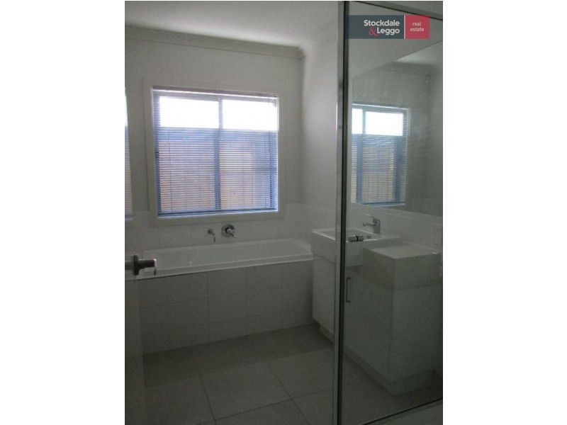 16 Woodright Circuit, Cranbourne VIC 3977