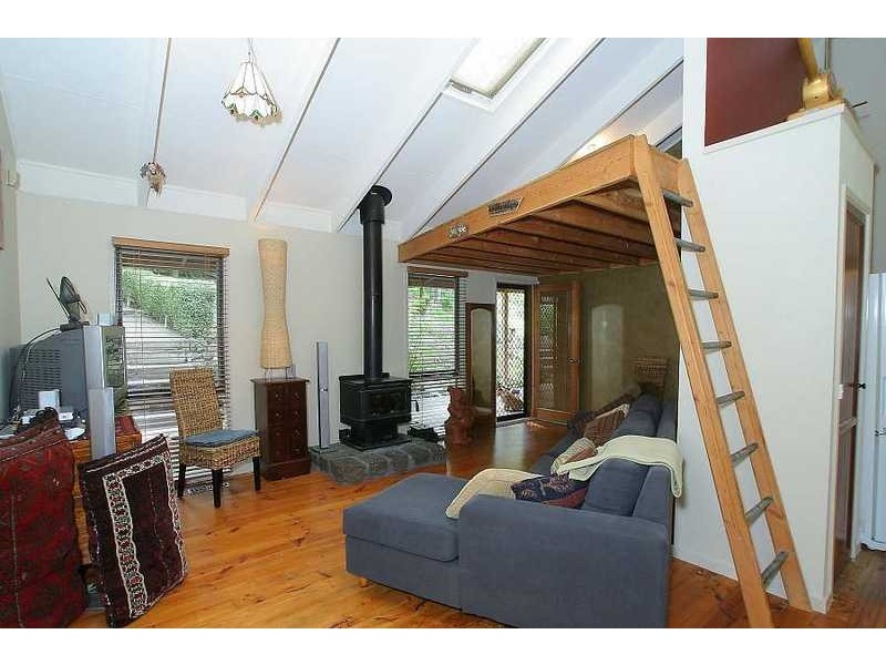 16 Suffolk Avenue, Cockatoo VIC 3781