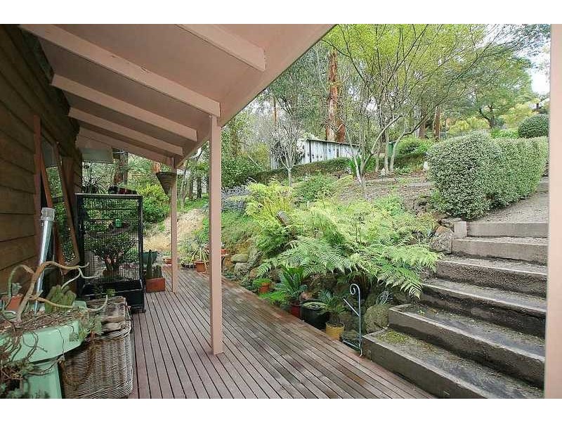 16 Suffolk Avenue, Cockatoo VIC 3781