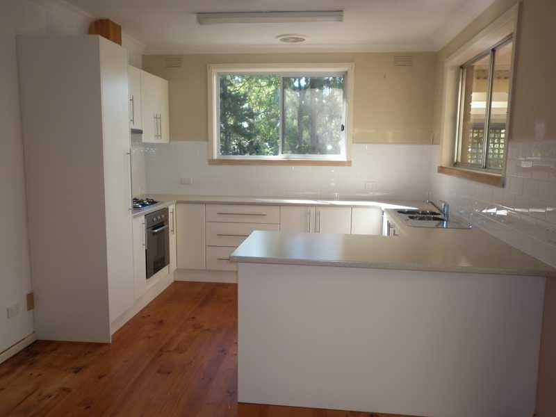 13 Mackenzie Street, Cockatoo VIC 3781