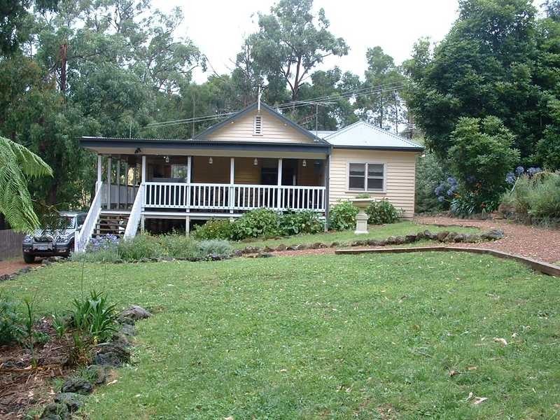 16 Amphlett Avenue, Cockatoo VIC 3781