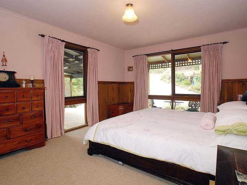 2 Colin Avenue, Cockatoo VIC 3781