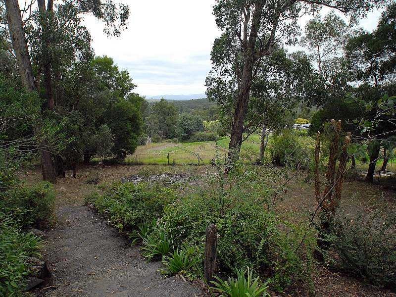 2 Colin Avenue, Cockatoo VIC 3781