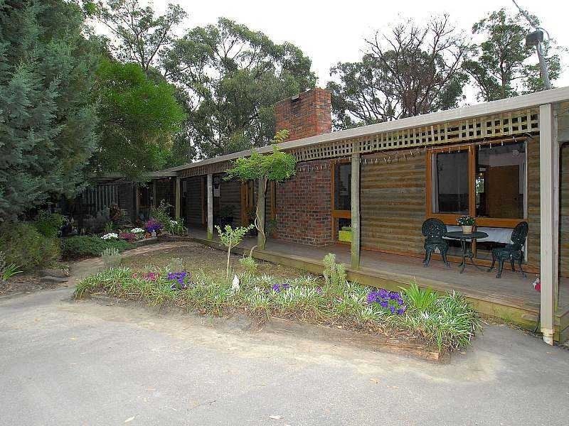 2 Colin Avenue, Cockatoo VIC 3781