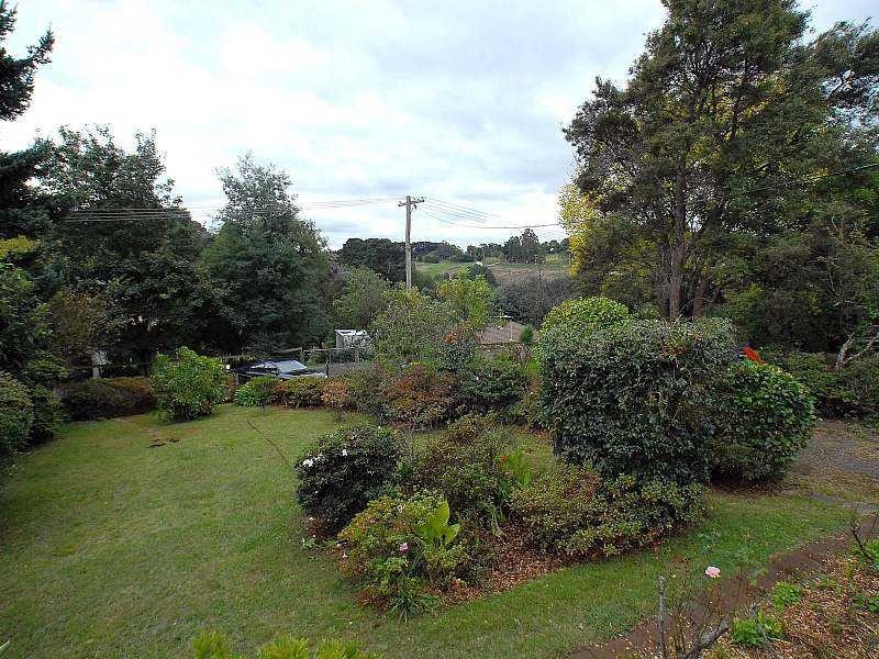 2 Paradise Grove, Emerald VIC 3782