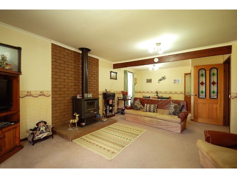 6 First Avenue, Cockatoo VIC 3781