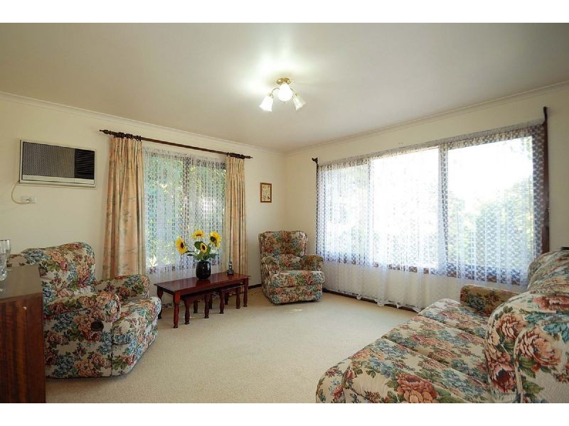 6 First Avenue, Cockatoo VIC 3781