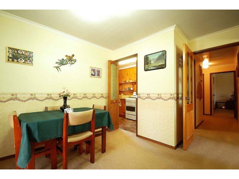 6 First Avenue, Cockatoo VIC 3781