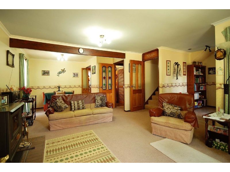 6 First Avenue, Cockatoo VIC 3781