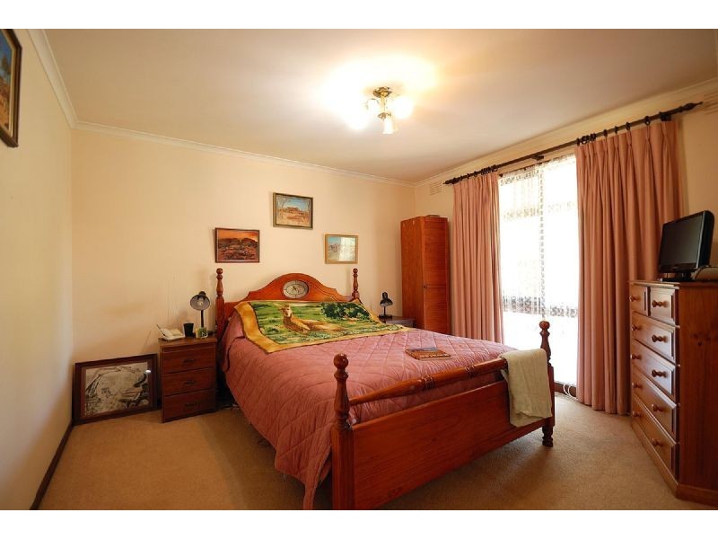 6 First Avenue, Cockatoo VIC 3781