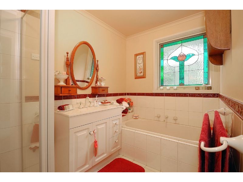 3 Paradise Grove, Emerald VIC 3782