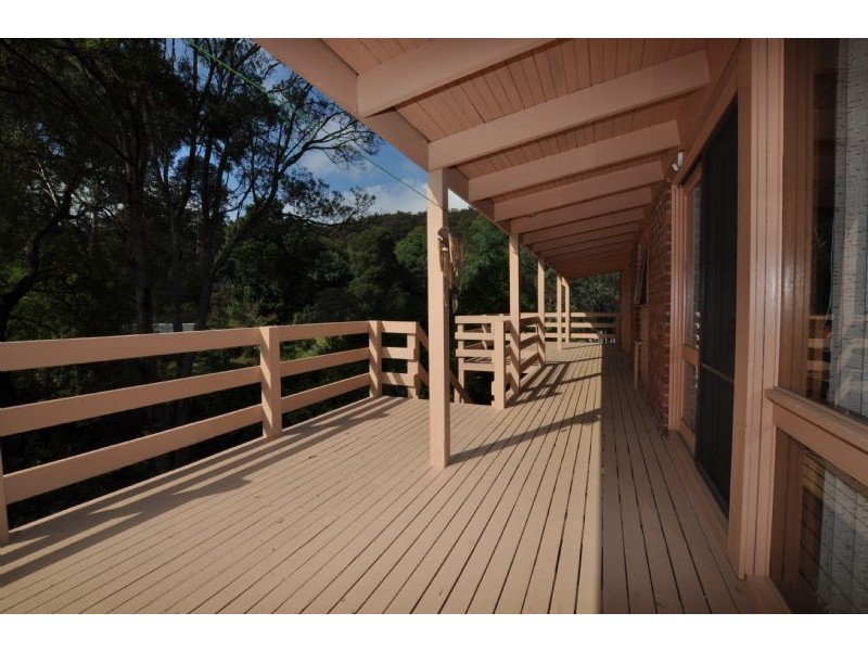 8 Caroline Crescent, Emerald VIC 3782