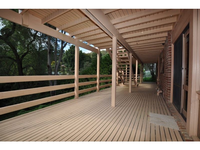 8 Caroline Crescent, Emerald VIC 3782