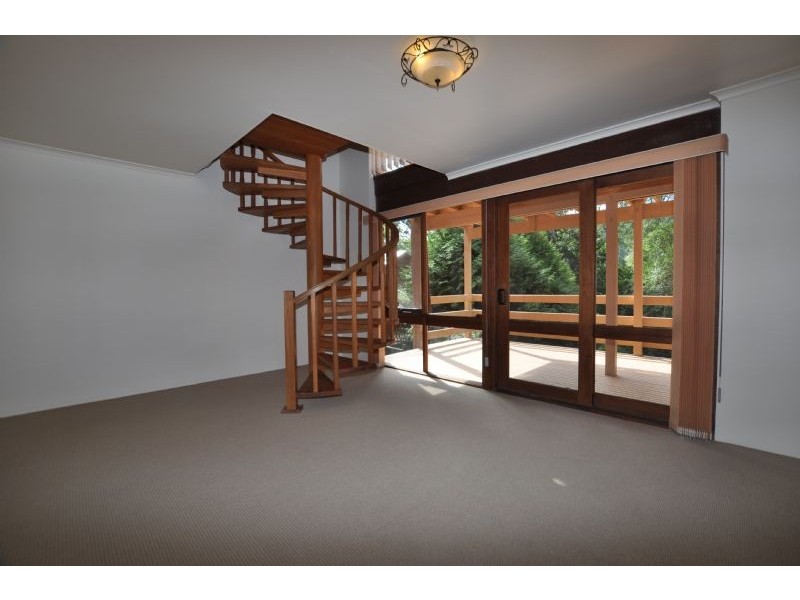 8 Caroline Crescent, Emerald VIC 3782