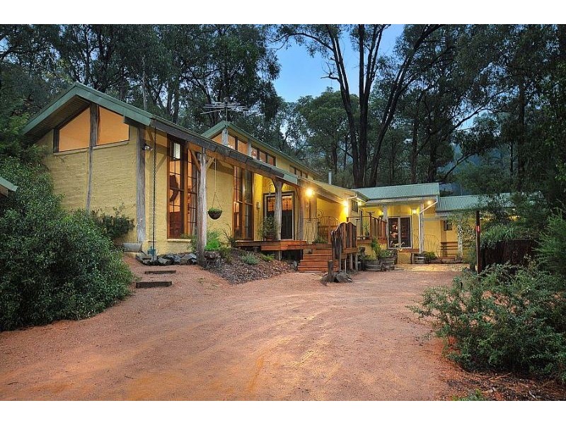 8 Ferngully Road, Cockatoo VIC 3781