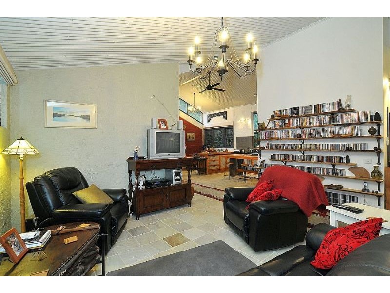 8 Ferngully Road, Cockatoo VIC 3781