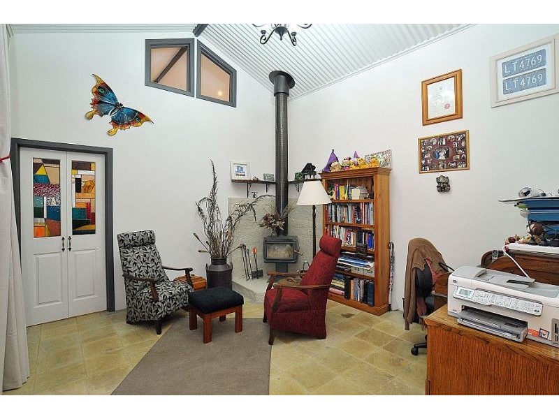 8 Ferngully Road, Cockatoo VIC 3781