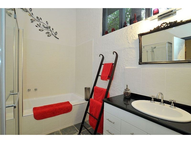 8 Ferngully Road, Cockatoo VIC 3781