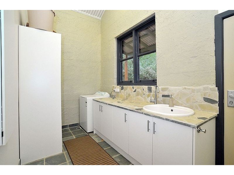 8 Ferngully Road, Cockatoo VIC 3781