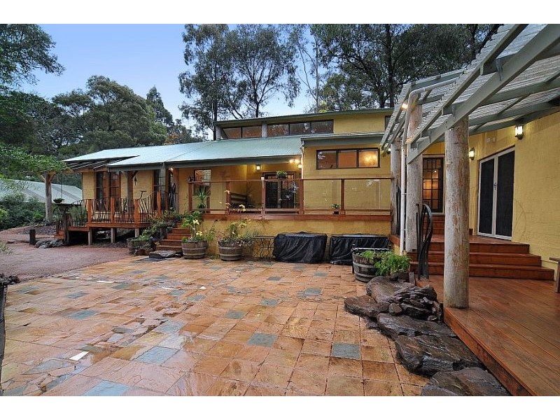 8 Ferngully Road, Cockatoo VIC 3781