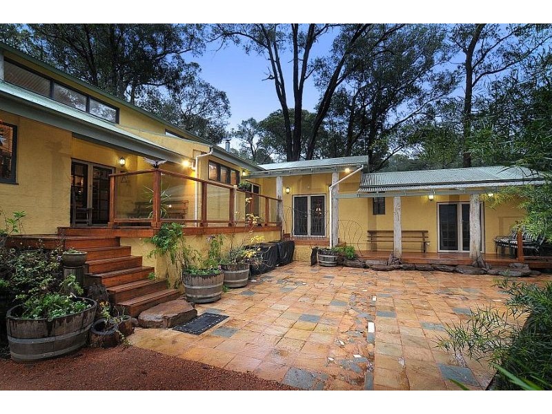 8 Ferngully Road, Cockatoo VIC 3781