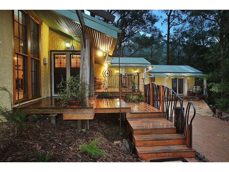 8 Ferngully Road, Cockatoo VIC 3781