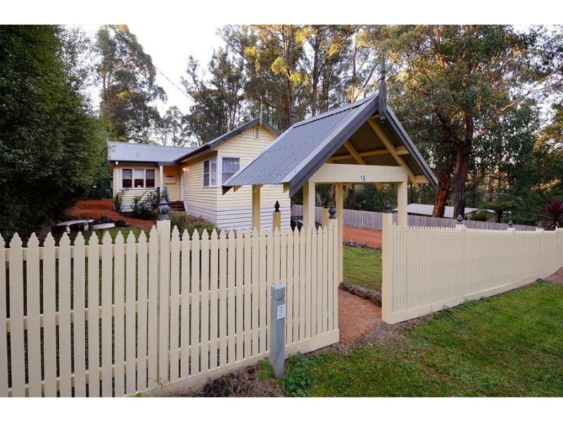 16 Amphlett Avenue, Cockatoo VIC 3781