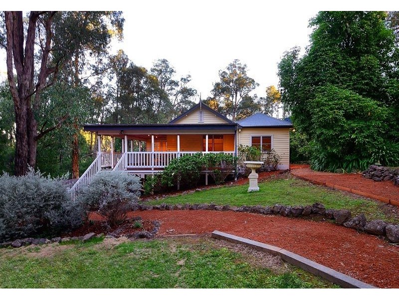 16 Amphlett Avenue, Cockatoo VIC 3781
