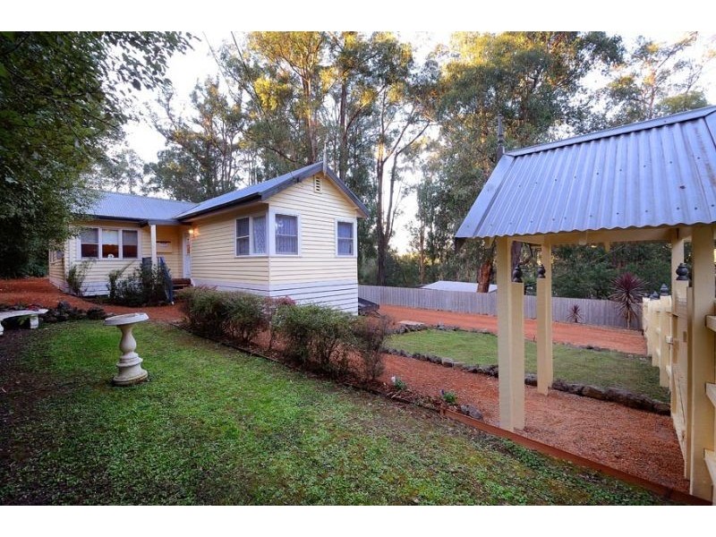 16 Amphlett Avenue, Cockatoo VIC 3781