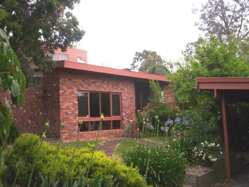 323 Gallaghers Road, Glen Waverley VIC 3150