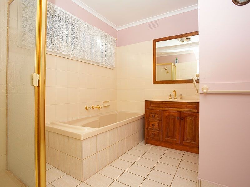 3 Hallows Street, Glen Waverley VIC 3150
