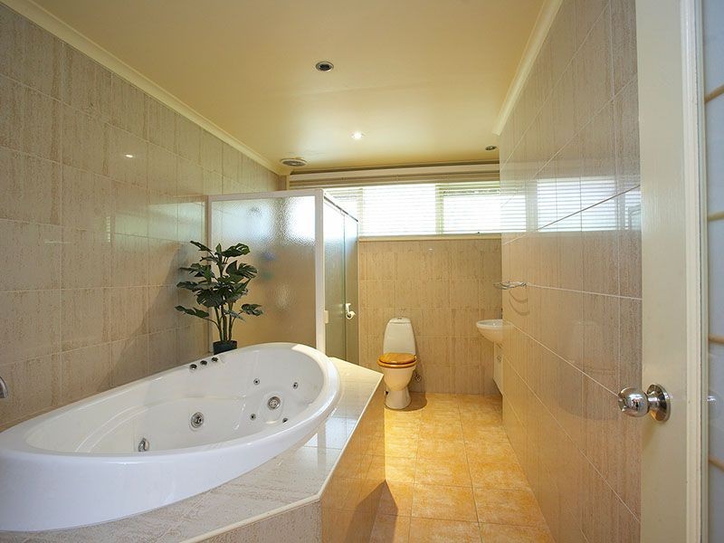 18 Ajax Drive, Wheelers Hill VIC 3150