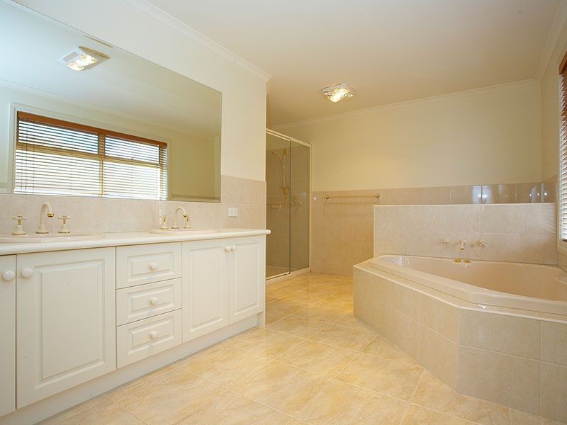 34 Arlington Drive, Glen Waverley VIC 3150