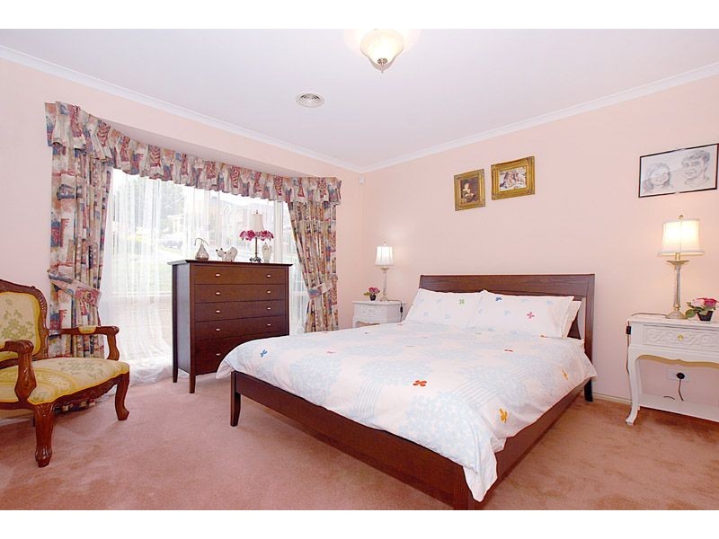 12 James West Street, Glen Waverley VIC 3150