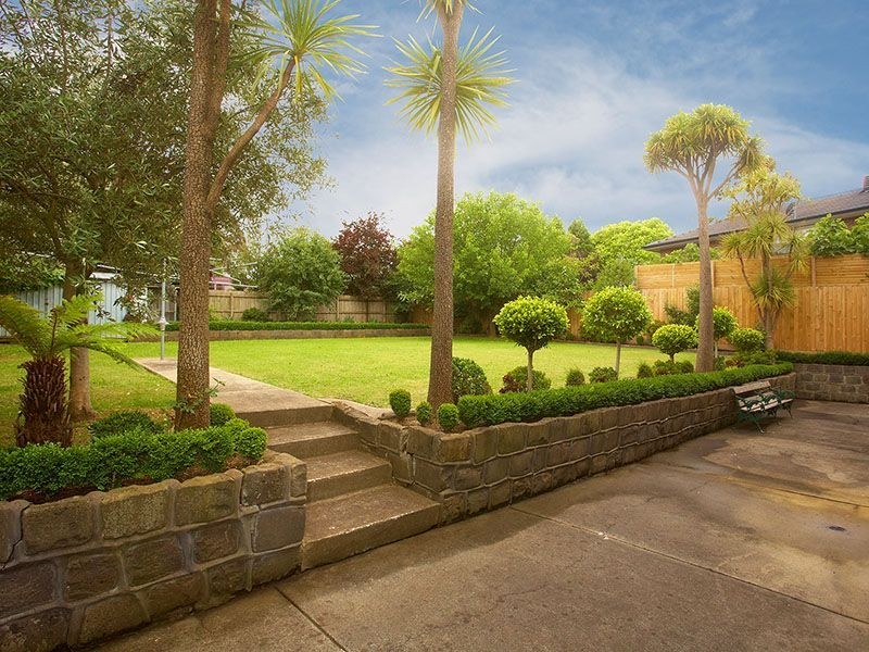 17 Coonawarra Drive, Vermont South VIC 3133