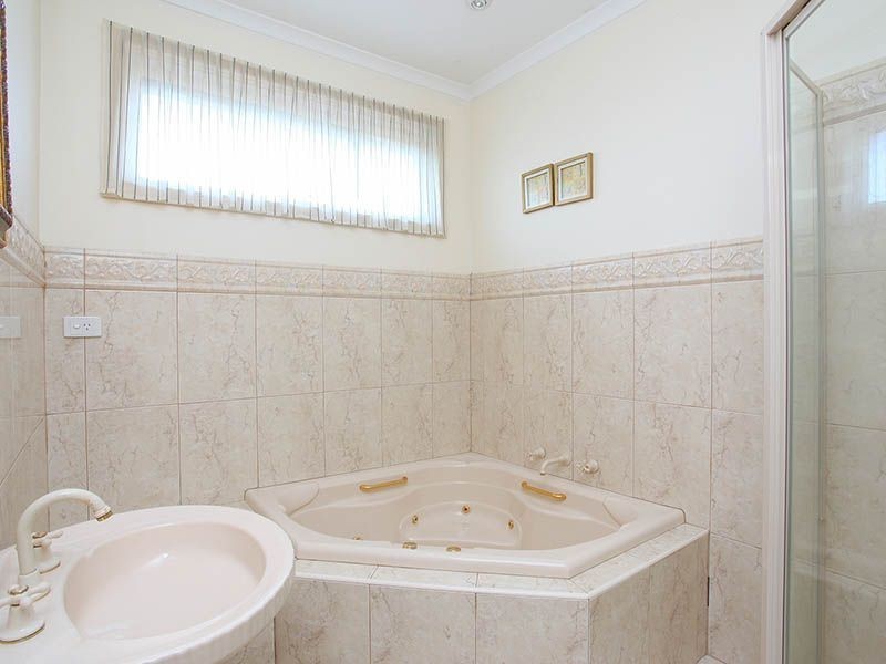 90 Ivanhoe Street, Glen Waverley VIC 3150