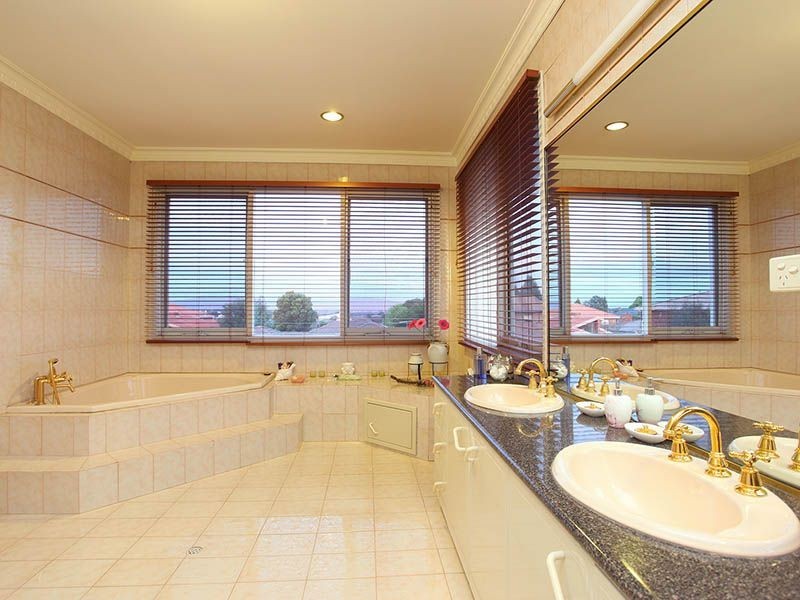 16 Carrington Court, Burwood East VIC 3151