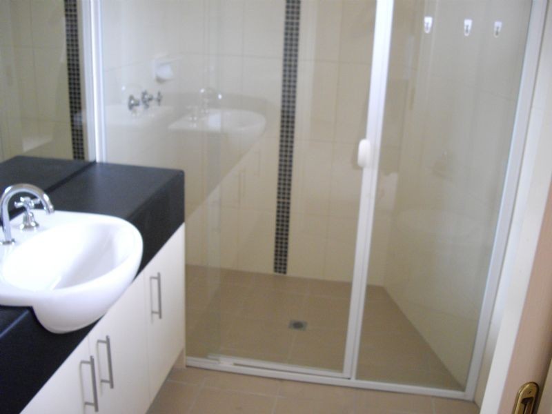 2/17 Avonhurst Drive, Glen Waverley VIC 3150