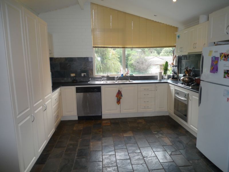 2 Greenham Crescent, Mount Waverley VIC 3149