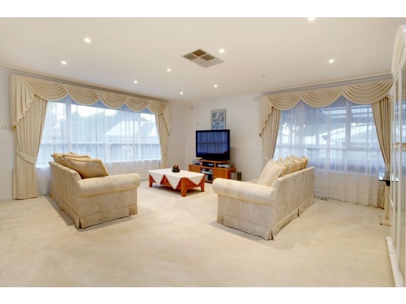 4 Loch Court, Glen Waverley VIC 3150